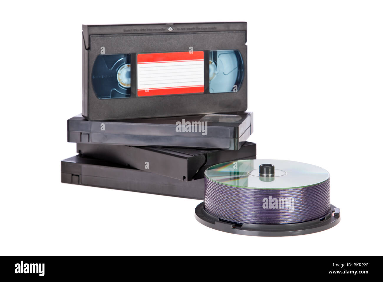 Vieilles cassettes vidéo avec DVD isolé sur fond blanc Banque D'Images