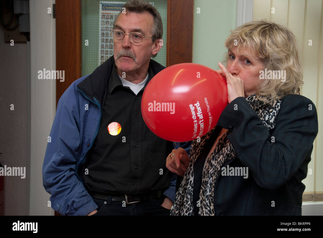 Les membres du parti travailliste et candidat Jane Thomas défendre le siège de marginal Concon dans l'élection générale de 2010 Banque D'Images