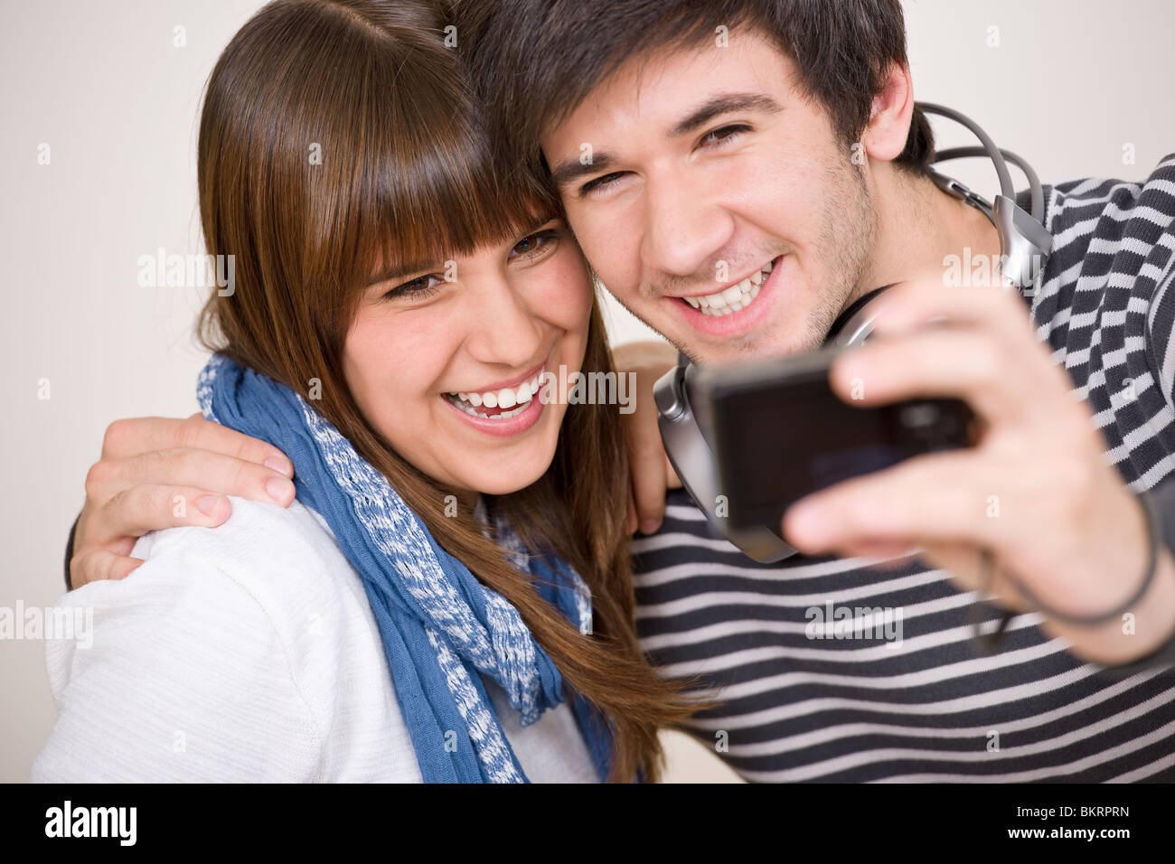 Étudiants - happy smiling woman taking photo avec l'appareil photo Banque D'Images