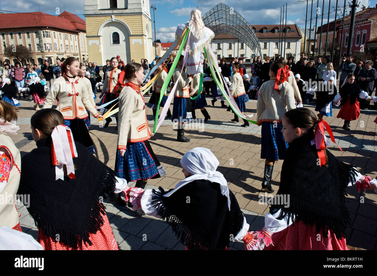 La Slovaquie, Bratislava, festival du printemps, lancer 'Morena'dans la  rivière Hron Photo Stock - Alamy