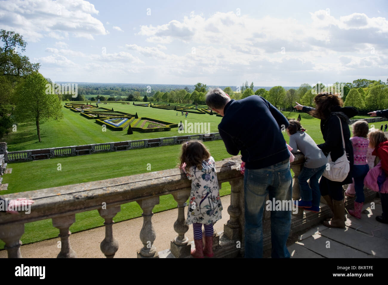 Vue de la parterres formels du balcon à Cliveden House sur une belle journée de printemps, Buckinghamshire UK Banque D'Images