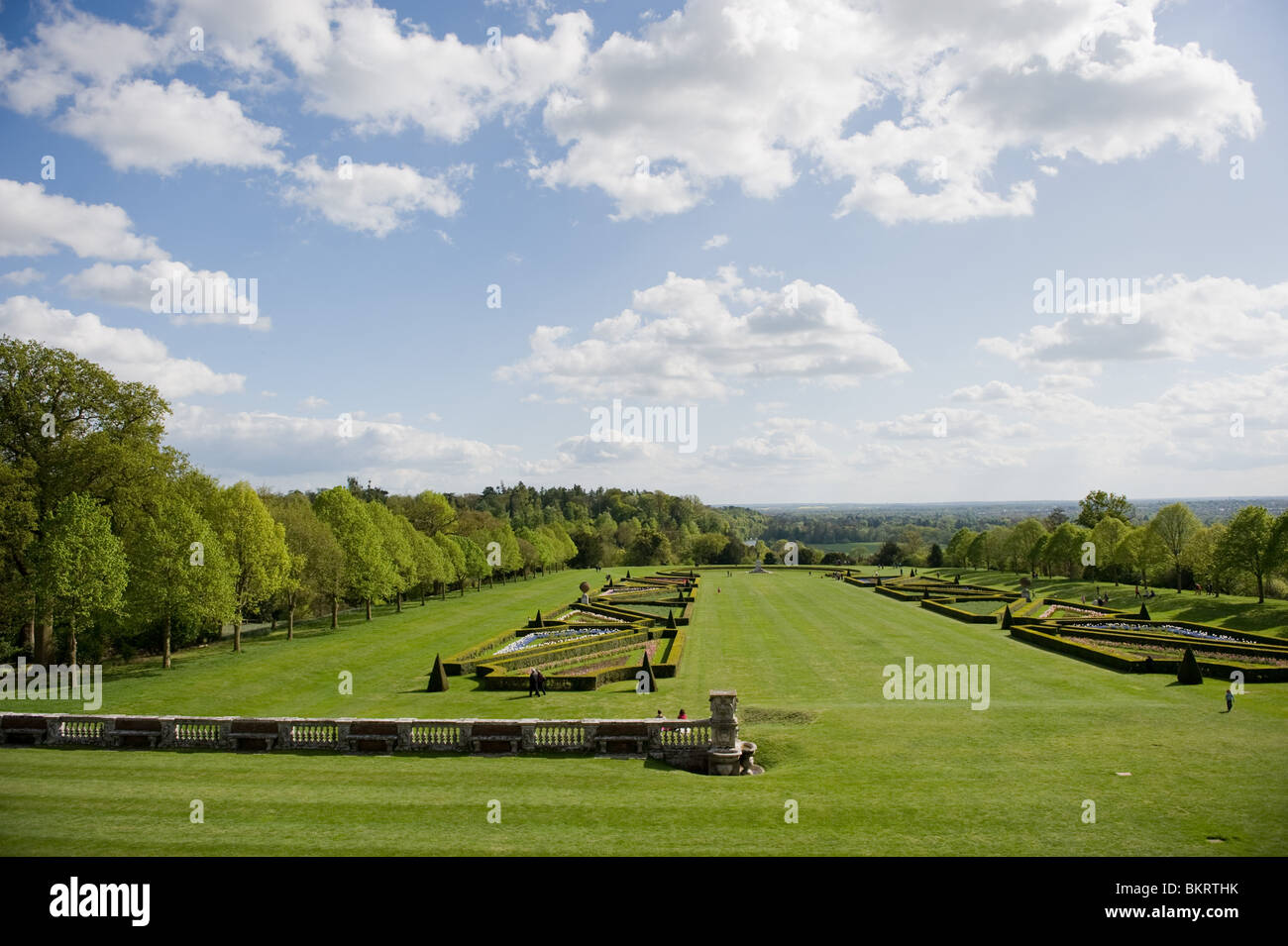 Vue de la parterres formels du balcon à Cliveden House sur une belle journée de printemps, Buckinghamshire UK Banque D'Images