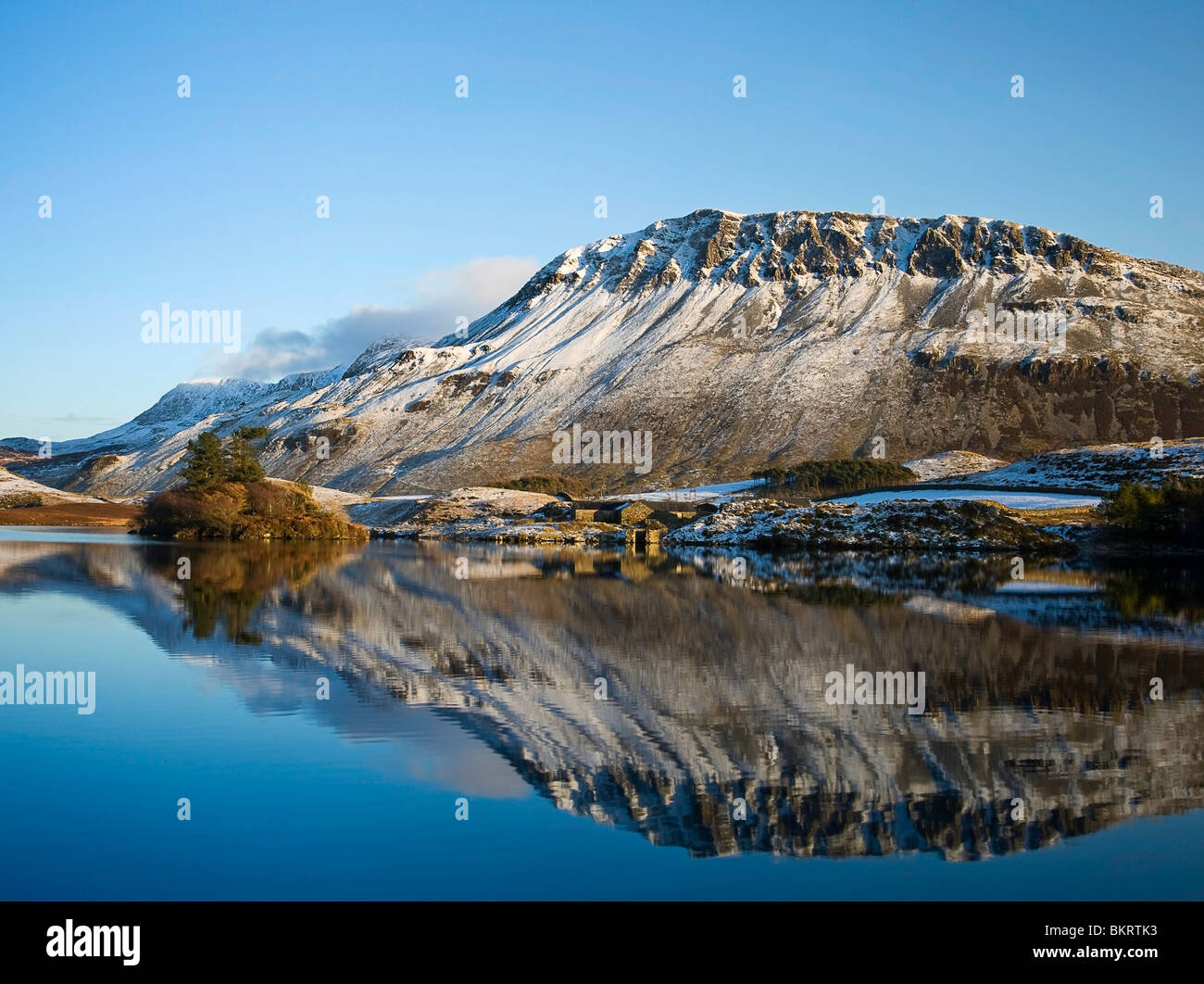 Un Cregennen en hiver vue de lacs en fin d'après-midi avec un rochers couverts de neige dans l'arrière-plan reflétée dans le lac Banque D'Images