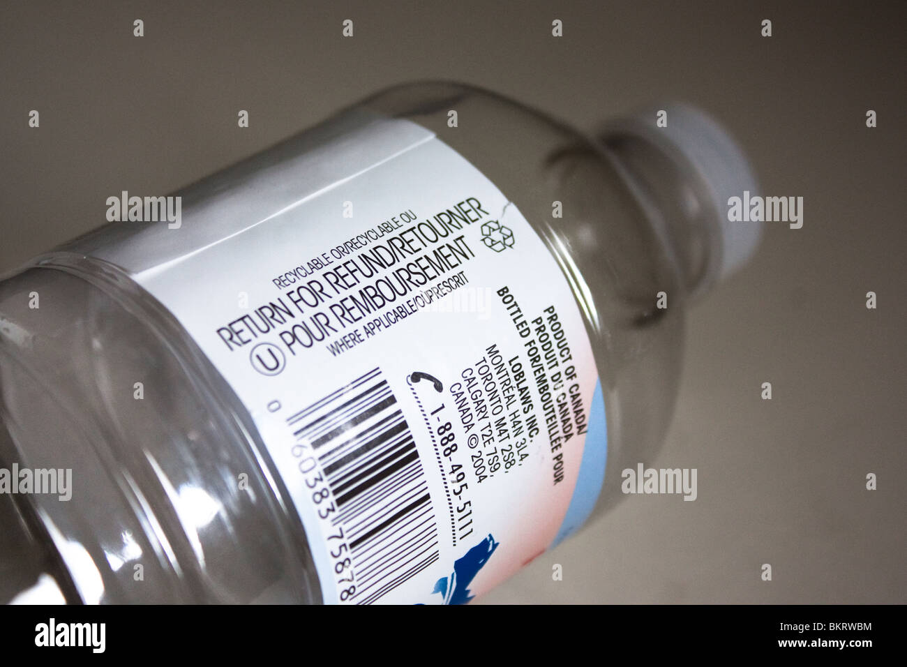 L'eau de source alimentaire vide en bas de l'étiquette Banque D'Images