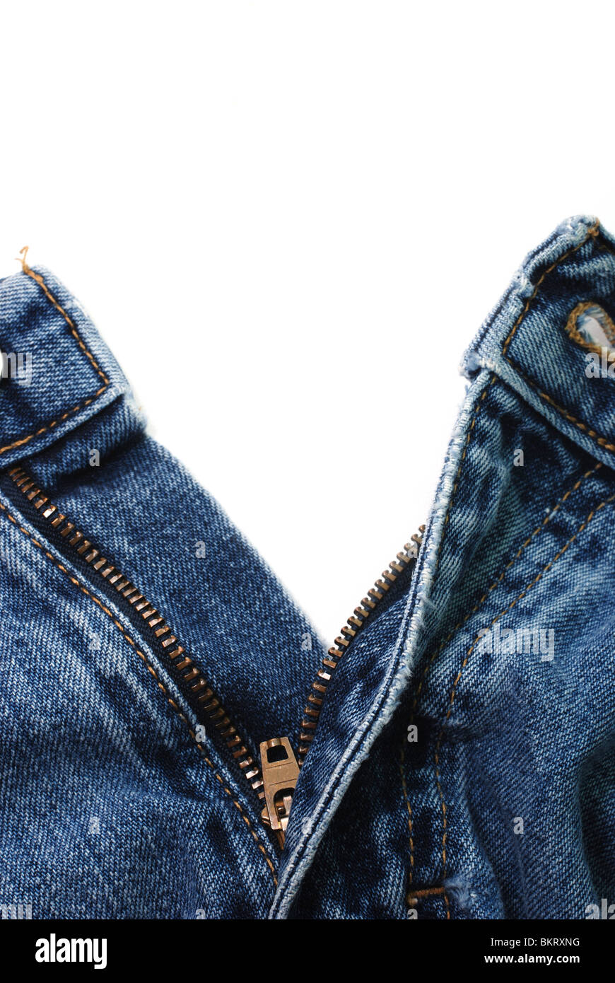 Libre de zipper en jean bleu isolé sur fond blanc. Banque D'Images
