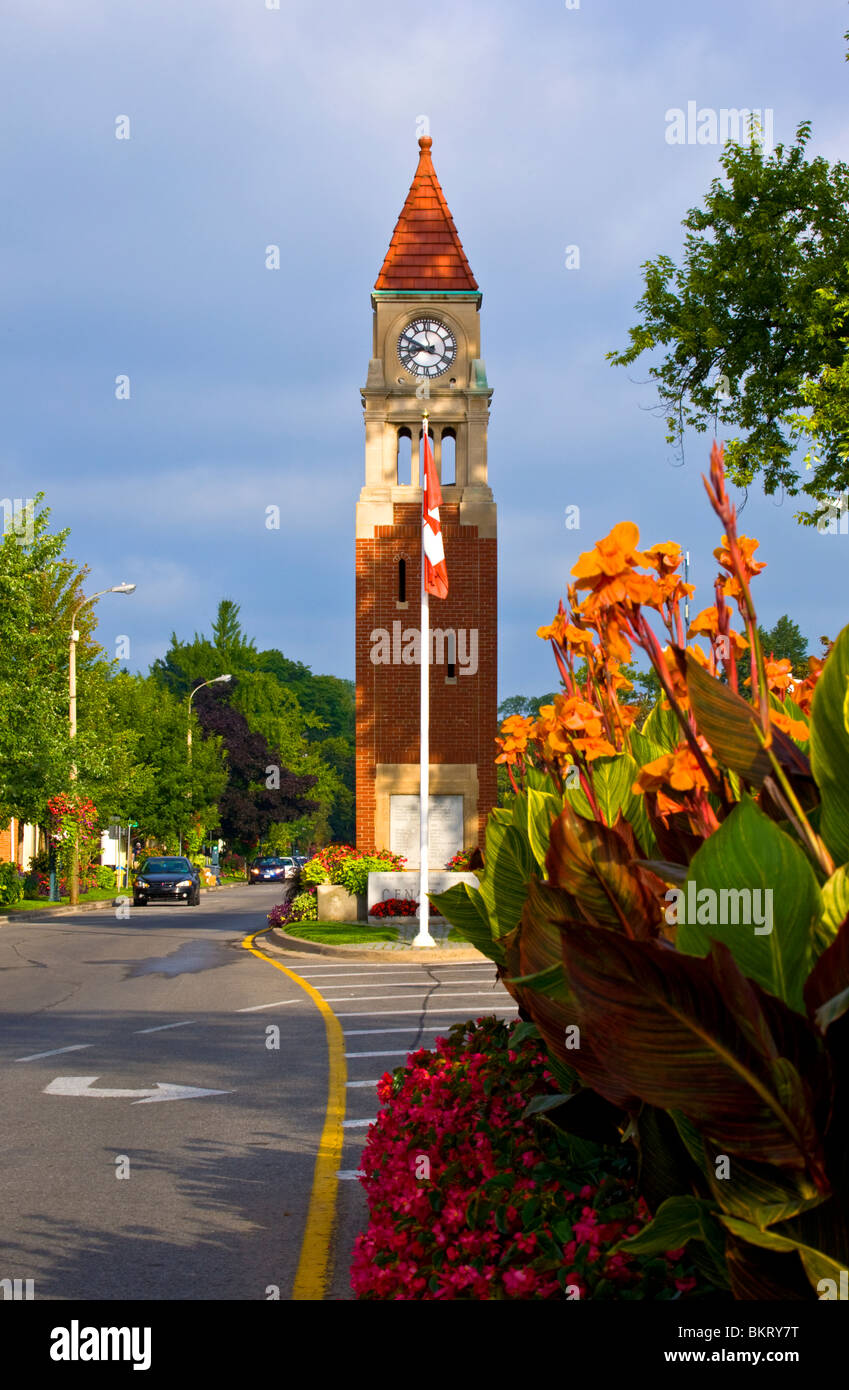 Tour de l'horloge et Cénotaphe, Niagara-on-the-Lake, sur le Canada. Banque D'Images