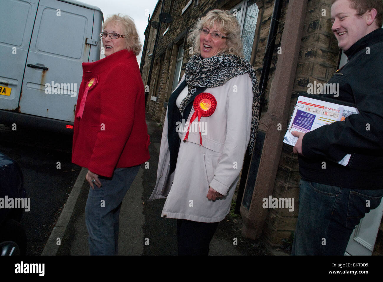 Les membres du parti travailliste et candidat Jane Thomas défendre le siège de marginal Concon dans l'élection générale de 2010 Banque D'Images