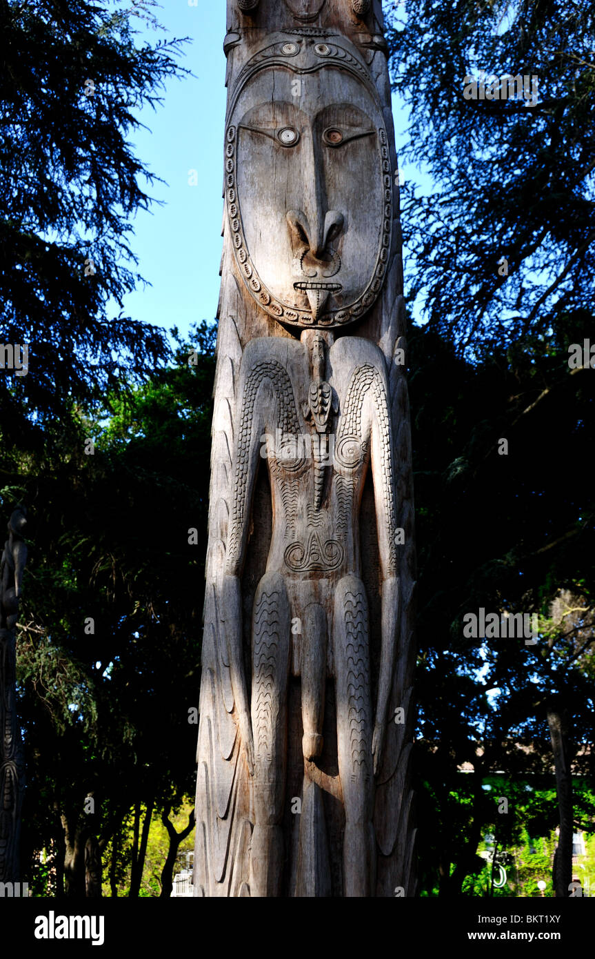 La Papouasie-Nouvelle-Guinée, la sculpture sur bois. L'Université de Stanford, à Palo Alto, Californie, USA. Banque D'Images