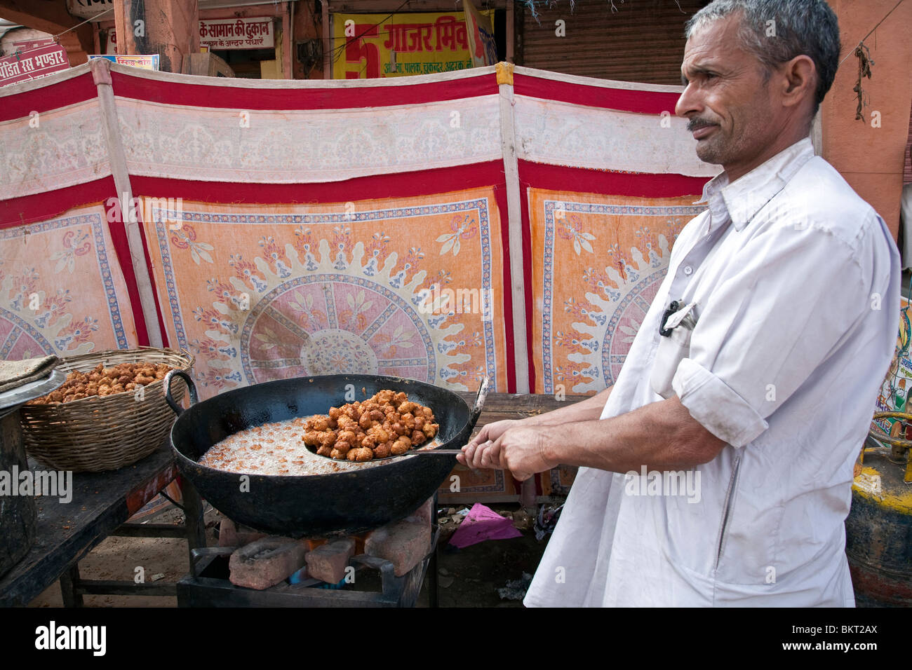 La friture pakoras (homme) snack traditionnel. Jaipur. Le Rajasthan. L'Inde Banque D'Images