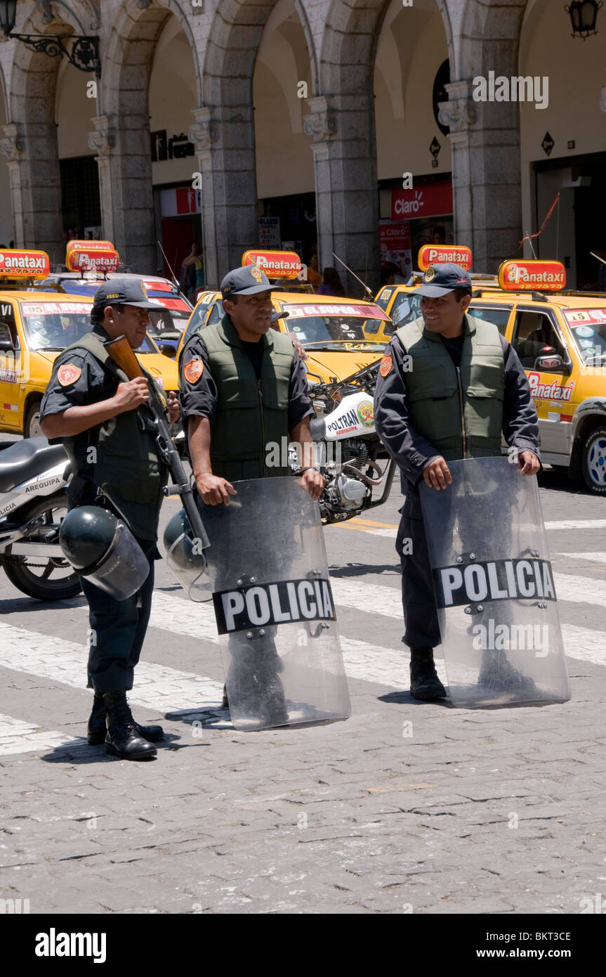 La police anti-émeute lors de manifestations de rue à Arequipa, Pérou, par les chauffeurs de taxi plus de hausse du coût de l'essence Banque D'Images