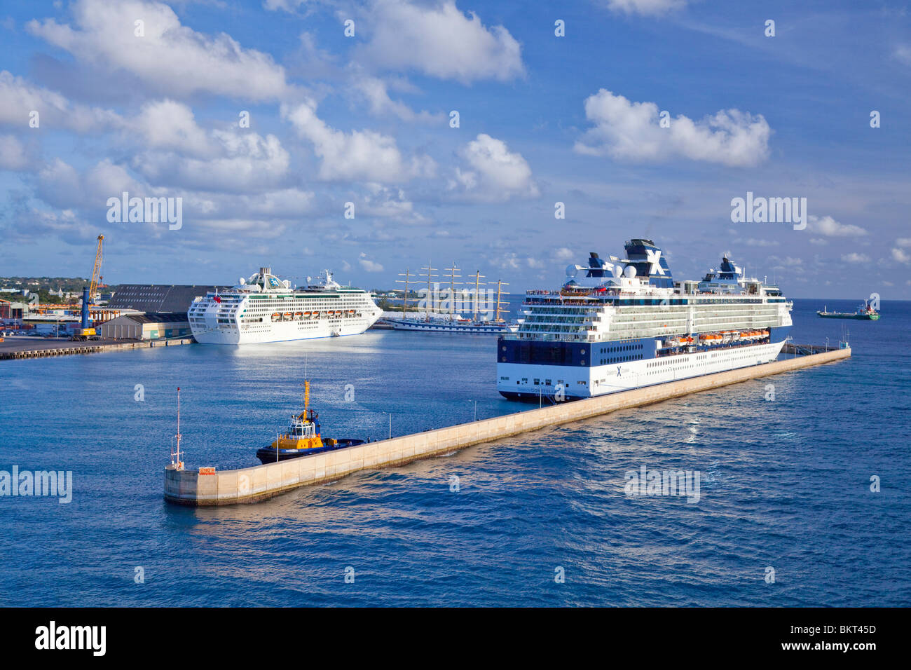 Les bateaux de croisière amarrés à Bridgetown, Barbade, Antilles. Banque D'Images