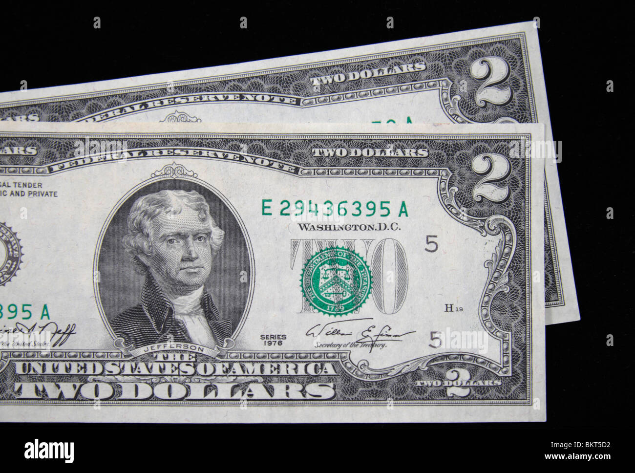 Close up de deux projets de loi 2 $US (billets) sur un fond noir. Banque D'Images