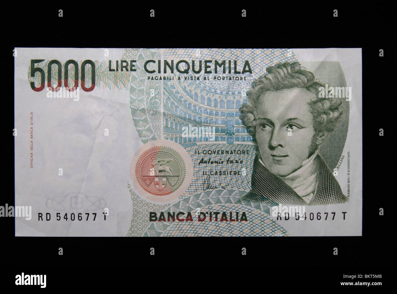 Vue d'une (5 000) Cinquemila Lire italienne (billets remplacés par l'euro en 2002) sur un fond noir. Banque D'Images