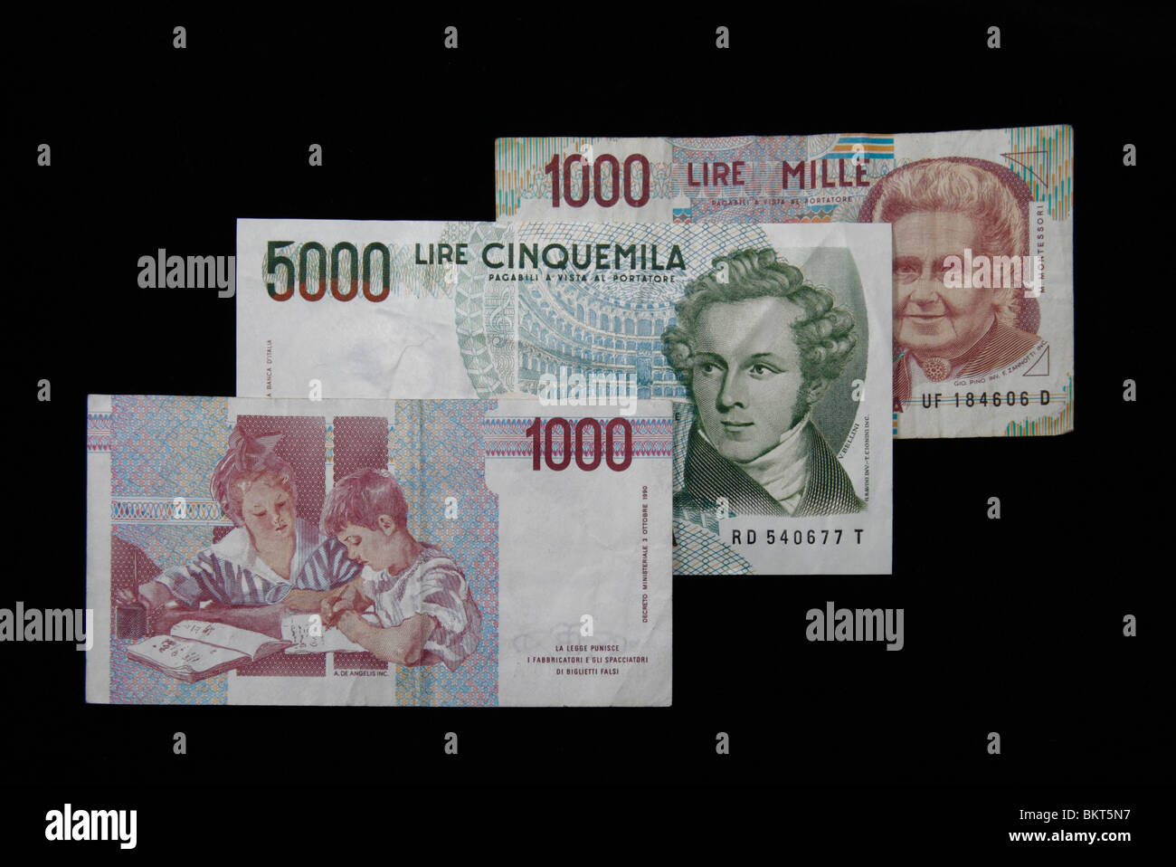 Avis de trois billets lire italienne (remplacé par l'euro en 2002) sur un fond noir. Banque D'Images