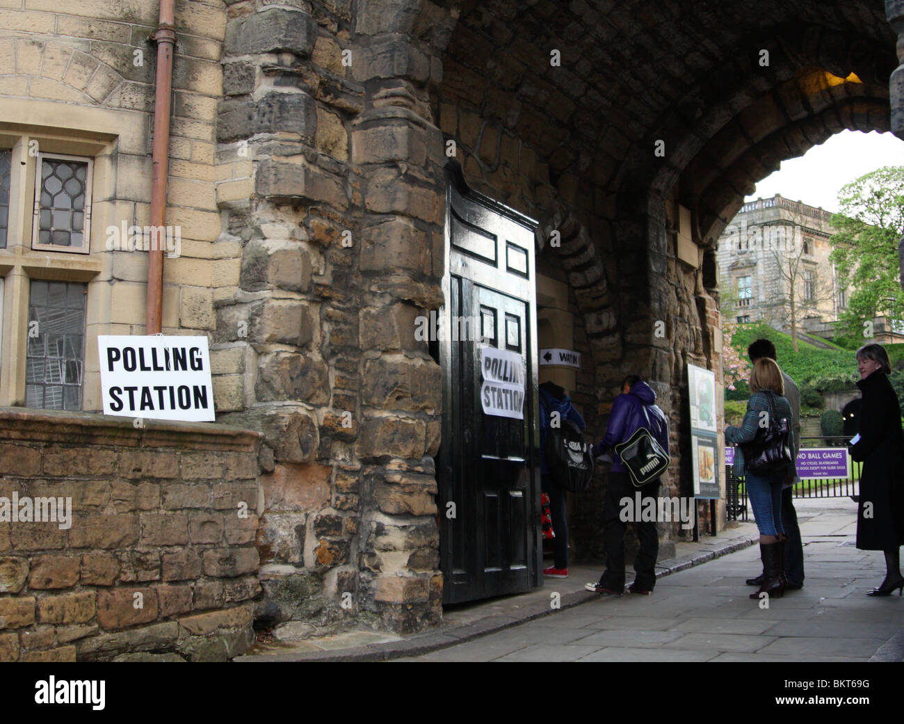 Mise en file d'électeurs au bureau de scrutin situé dans la maison de gardien au château de Nottingham, Nottingham, Angleterre, Royaume-Uni Banque D'Images