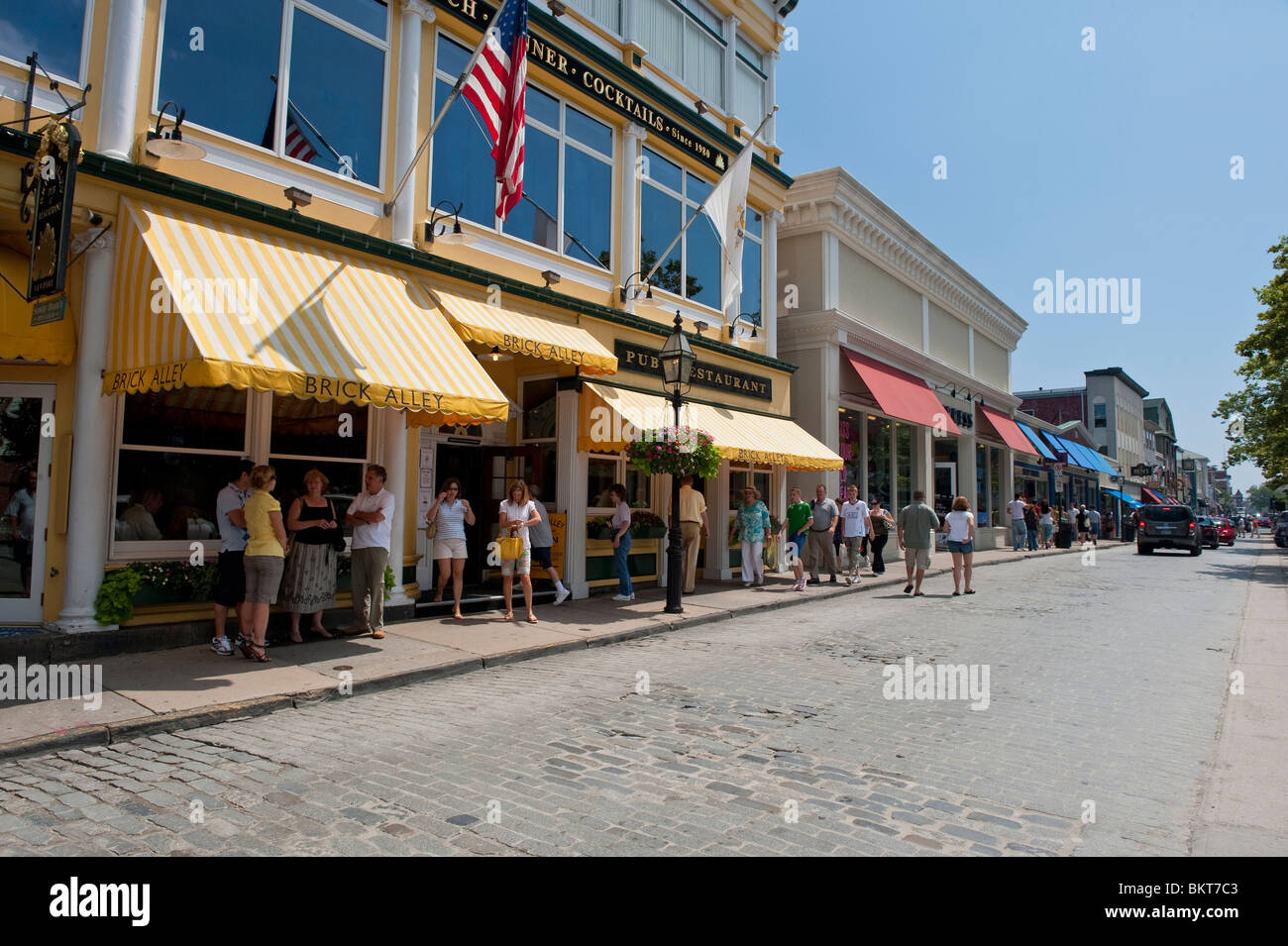 Scène de rue de Newport avec Brick Alley Pub & Restaurant sur Thames Street, Newport, Rhode Island, USA Banque D'Images