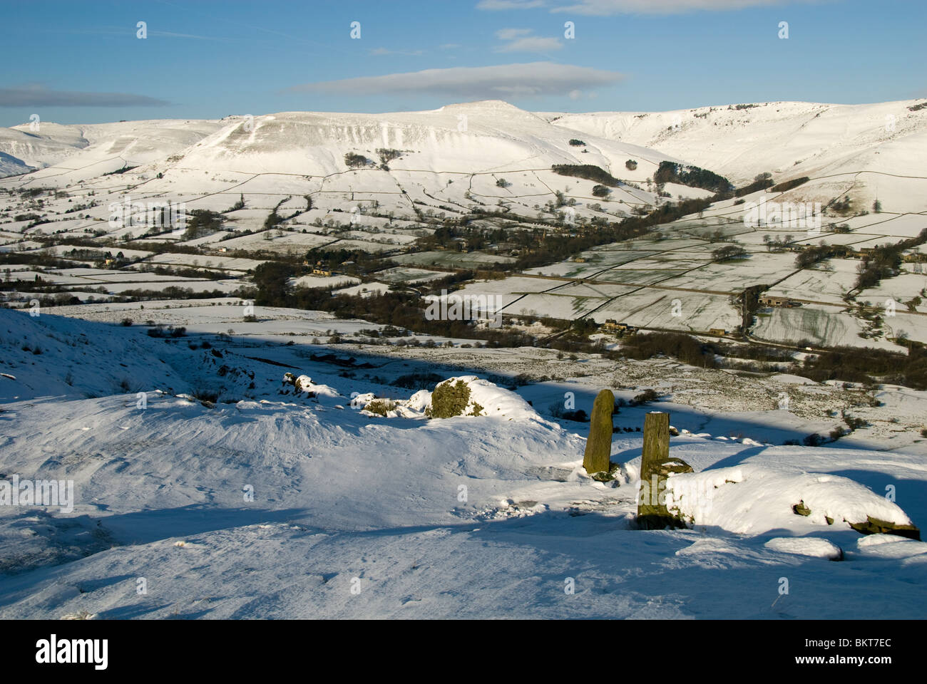Le plateau du Scoutisme Kinder sur Edale en hiver. Croix de Hollins, Peak District, Derbyshire, Angleterre, RU Banque D'Images