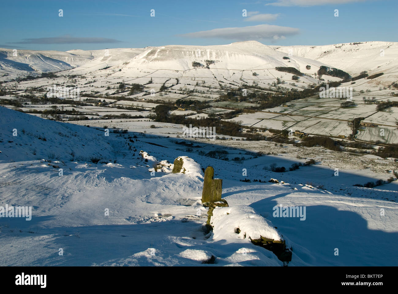 Le plateau du Scoutisme Kinder sur Edale en hiver. Croix de Hollins, Peak District, Derbyshire, Angleterre, RU Banque D'Images