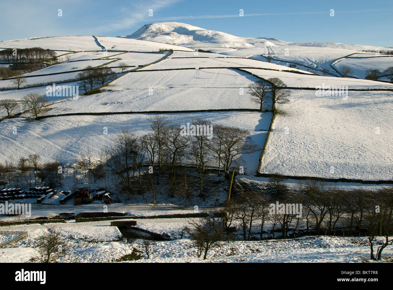 Kinderlow et la fin du plateau de Kinder Scout en hiver, de la Montagne de la Famine, près de Hayfield, Peak District, Derbyshire, Angleterre, RU Banque D'Images