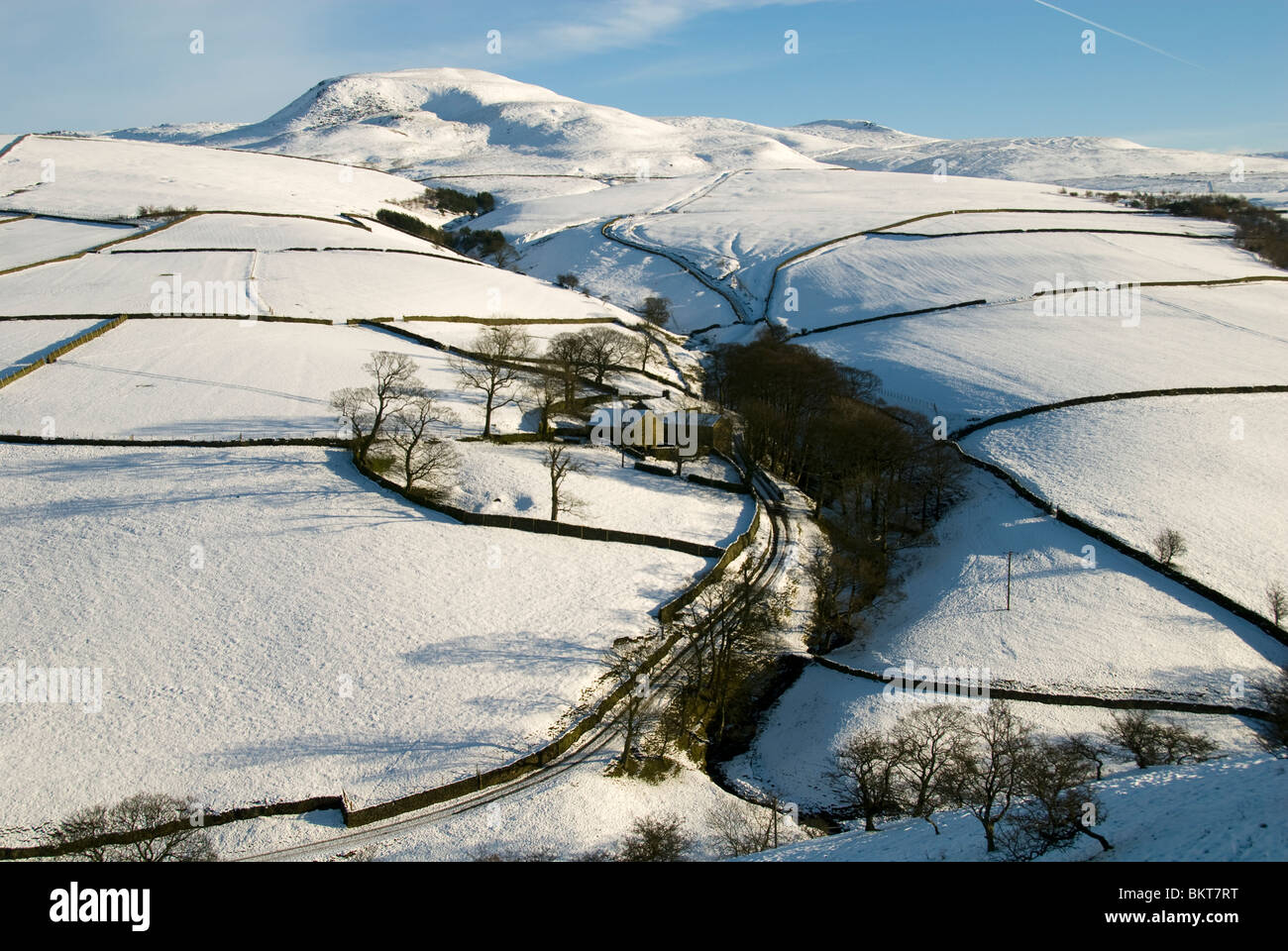 Kinderlow et la fin du plateau de Kinder Scout en hiver, de la Montagne de la Famine, près de Hayfield, Peak District, Derbyshire, Angleterre, RU Banque D'Images