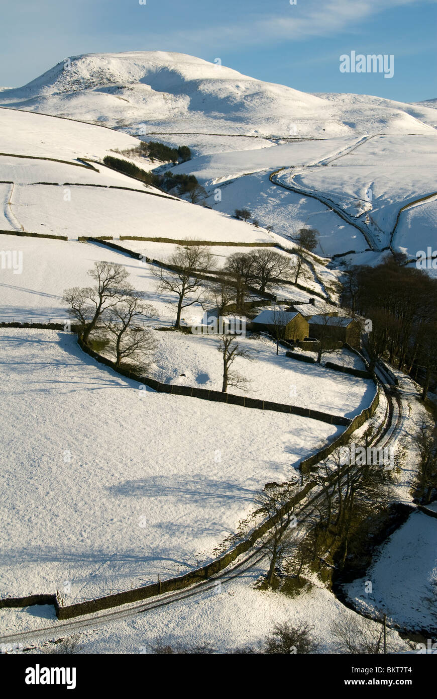 Kinderlow et la fin du plateau de Kinder Scout en hiver, de la Montagne de la Famine, près de Hayfield, Peak District, Derbyshire, Angleterre, RU Banque D'Images