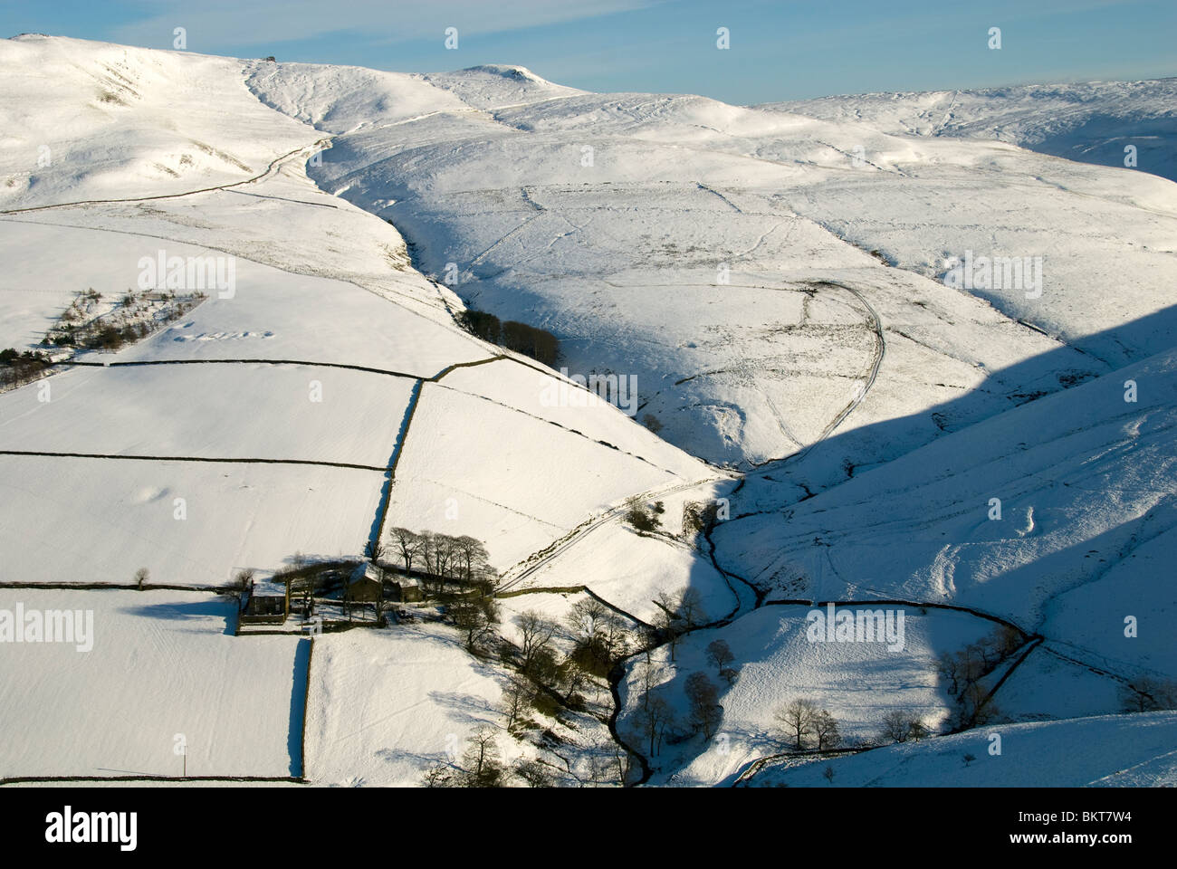 Le Kinder du Scoutisme en hiver, le plateau de la Montagne de la Famine, près de Hayfield, Peak District, Derbyshire, Angleterre, RU Banque D'Images