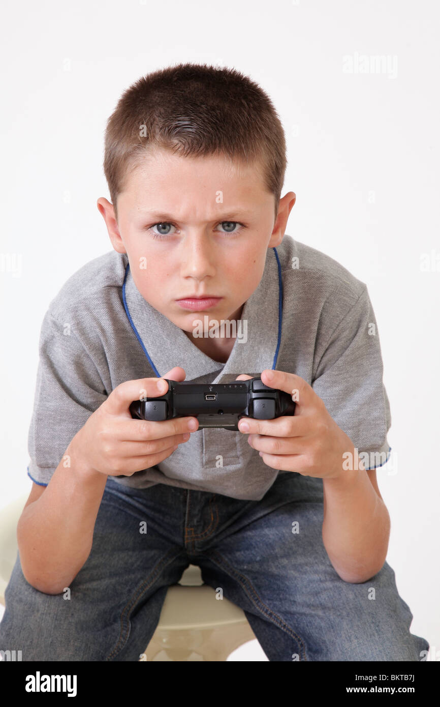 Jeune garçon jouant avec contrôleur de jeux Banque D'Images