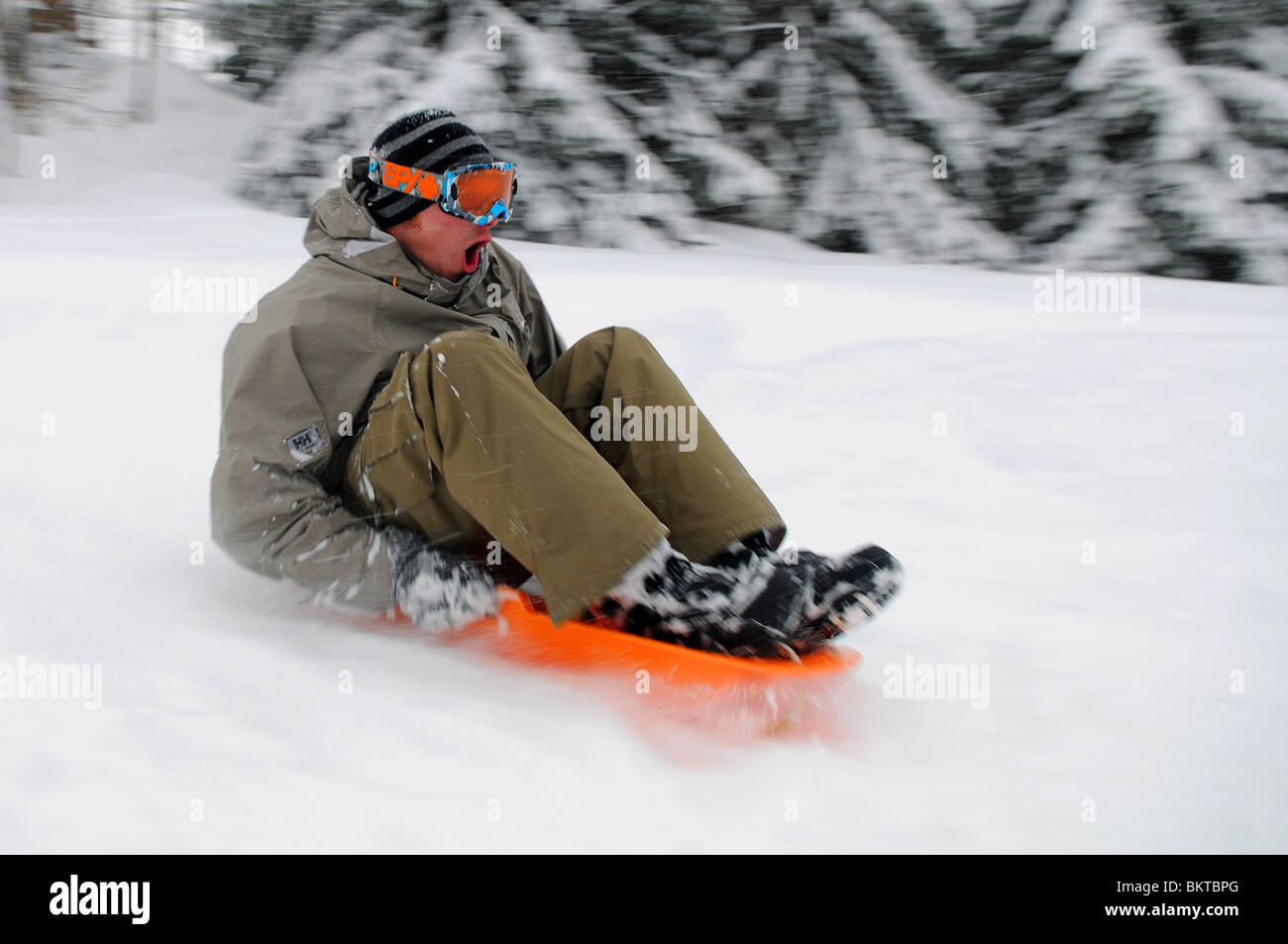 Un homme traîneaux en bas d'une pente à la vitesse en français station de ski de Courchevel 1650. Banque D'Images