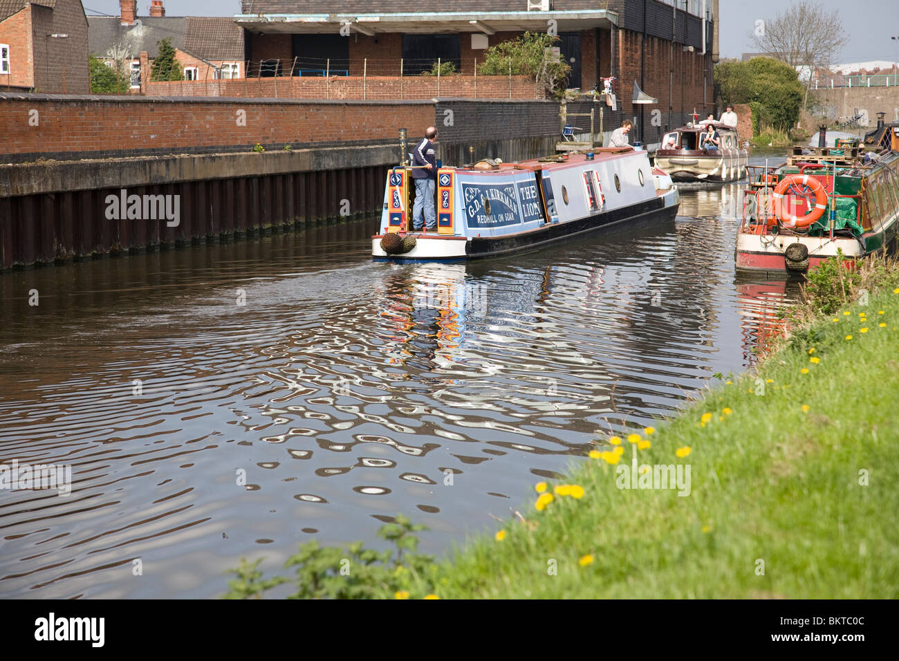 Bateaux sur l'étroit canal de se croiser sur le Canal Grand Union, Loughborough, Leicestershire, Angleterre. Banque D'Images