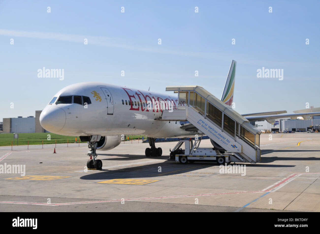 L'aéroport international Ben Gourion, Israël Ethiopian Airlines Boeing 757 avions de transport de passagers sur le terrain Banque D'Images