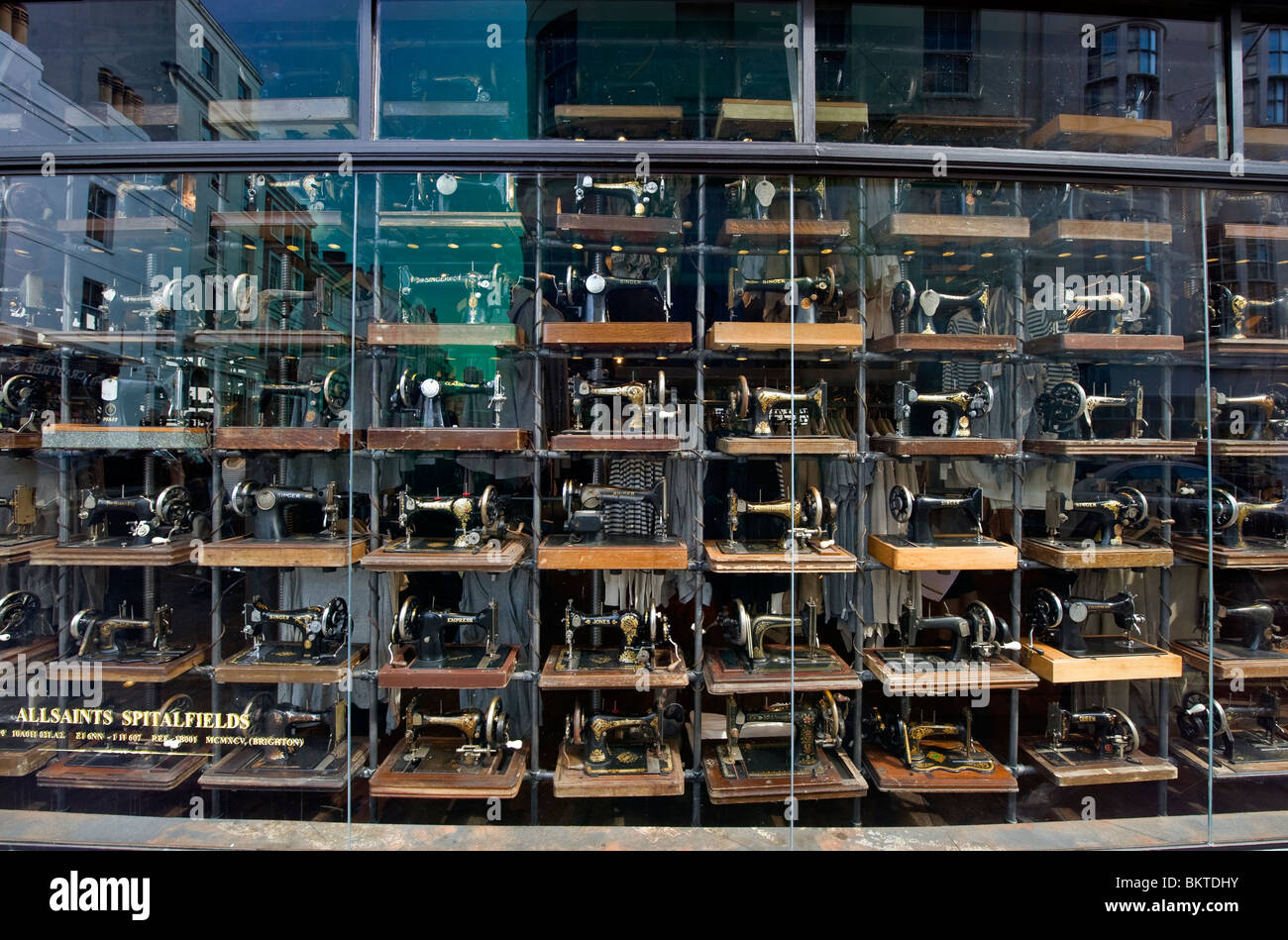 Une vitrine afficher plein de machines à coudre Singer à l'ancienne, un magasin de vêtements de mode à Brighton, Sussex, UK Banque D'Images