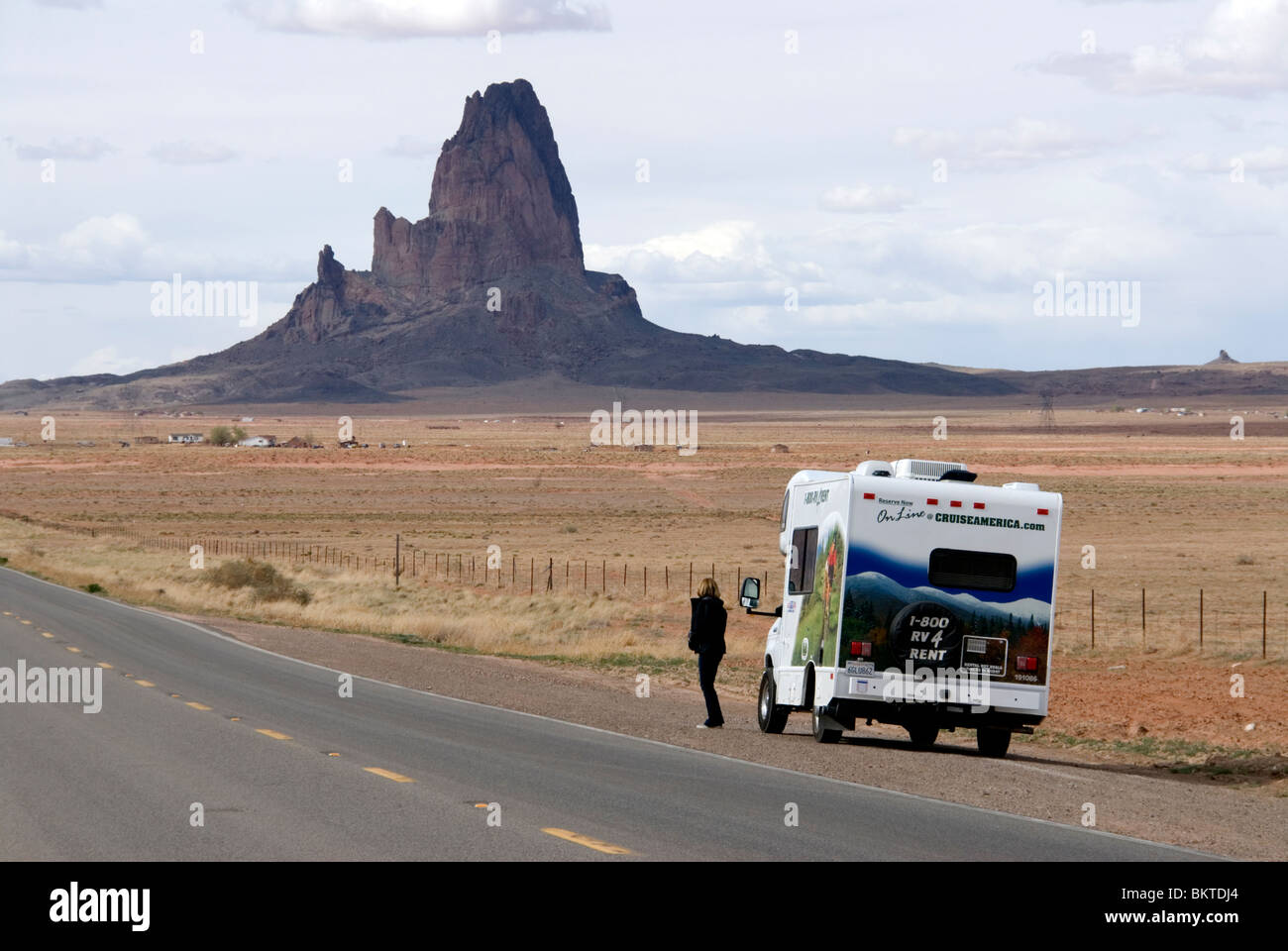 Woman et croisière en Amérique RV campervan Monument Valley Highway 163 Arizona Utah USA frontaliers Kim Paumier M. Banque D'Images
