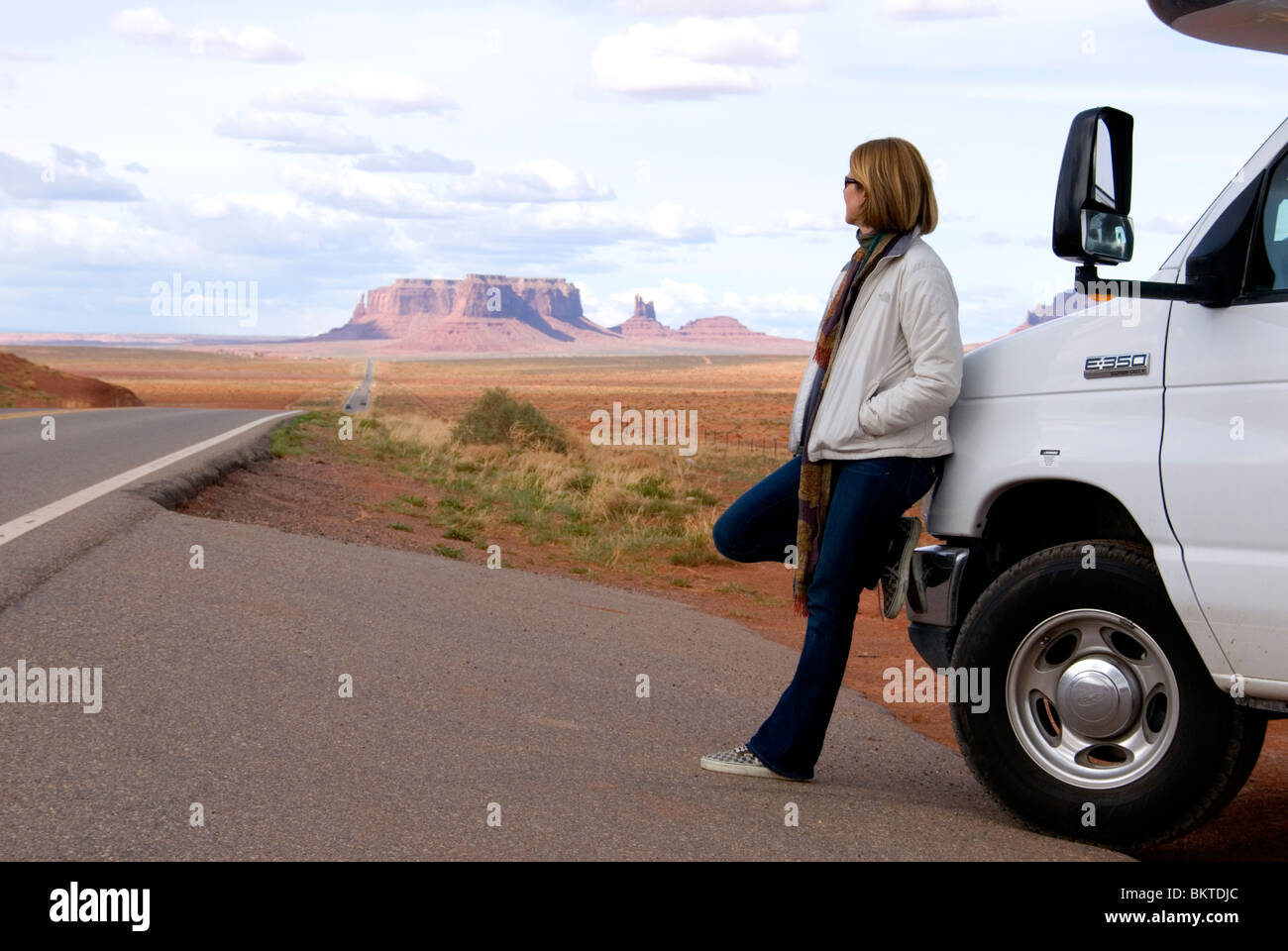 Woman leaning on Cruise America RV campervan Monument Valley Highway 163 Arizona Utah USA frontaliers Kim Paumier M. Banque D'Images