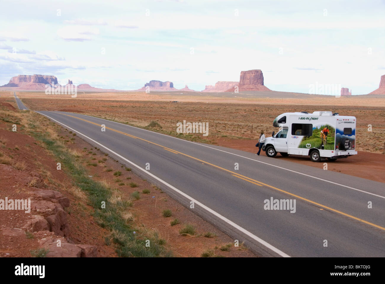 Woman leaning on Cruise America RV campervan Monument Valley Highway 163 Arizona Utah USA frontaliers Kim Paumier M. Banque D'Images