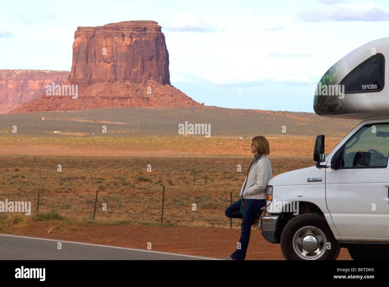 Woman leaning on Cruise America RV campervan Monument Valley Highway 163 Arizona Utah USA frontaliers Kim Paumier M. Banque D'Images