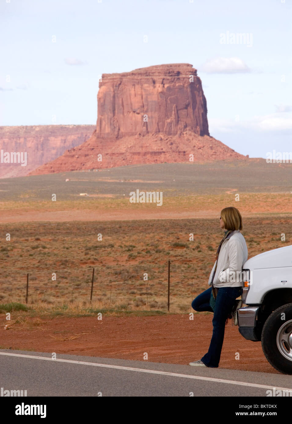 Woman leaning on Cruise America RV campervan Monument Valley Highway 163 Arizona Utah USA frontaliers Kim Paumier M. Banque D'Images