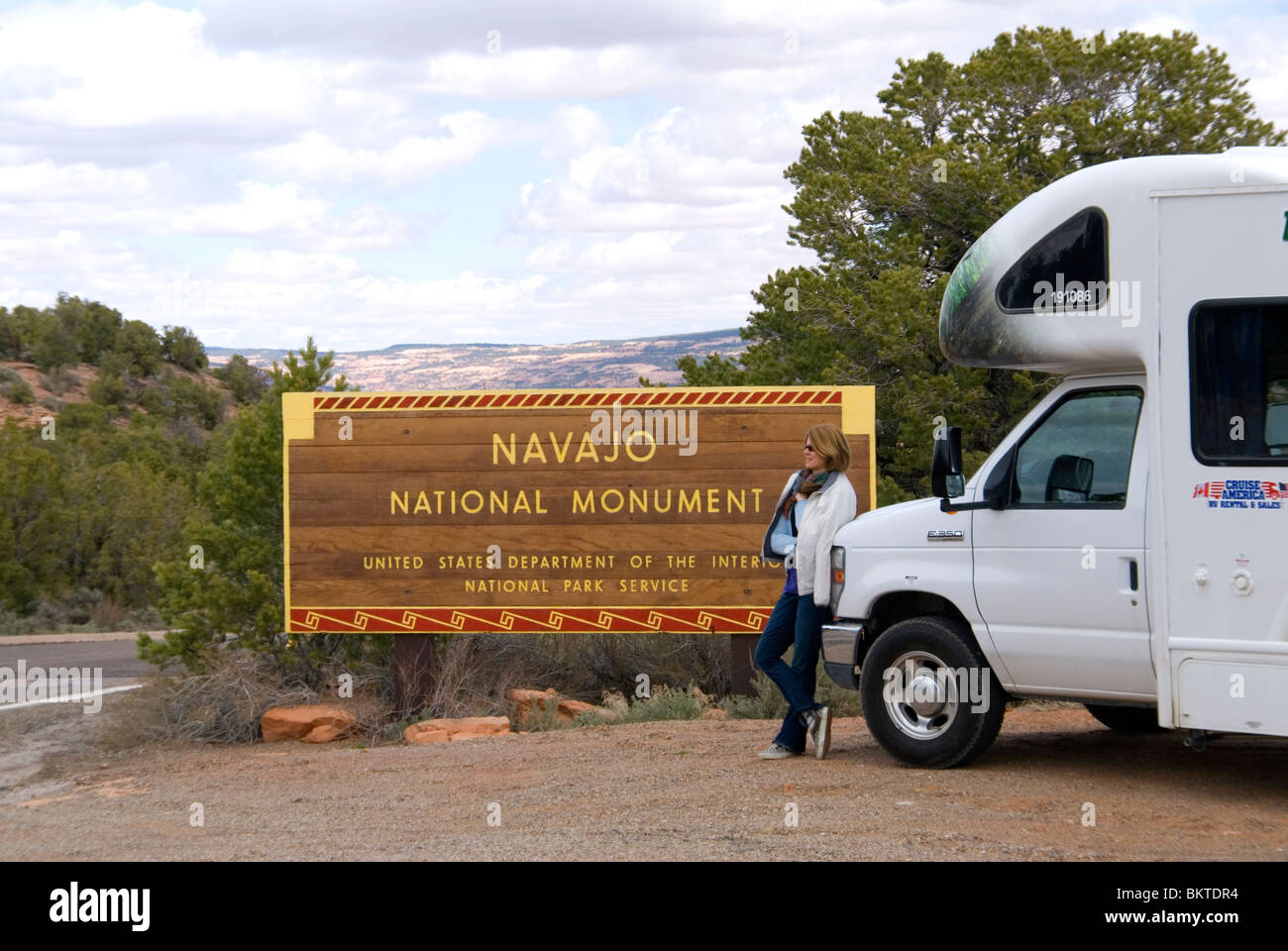 Woman leaning on RV camping-car, à l'entrée du Monument National Navajo Arizona USA Kim MR Paumier Banque D'Images