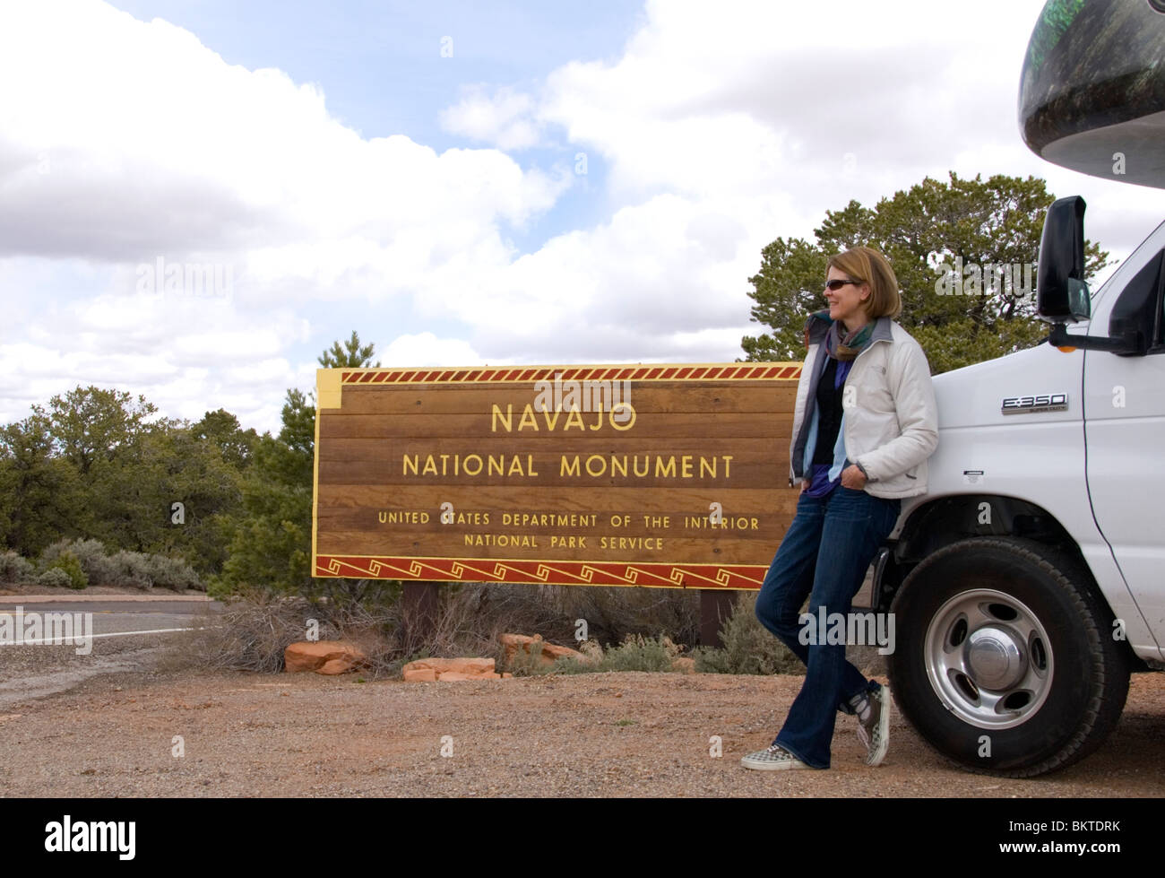Woman leaning on RV camping-car, à l'entrée du Monument National Navajo Arizona USA Kim MR Paumier Banque D'Images