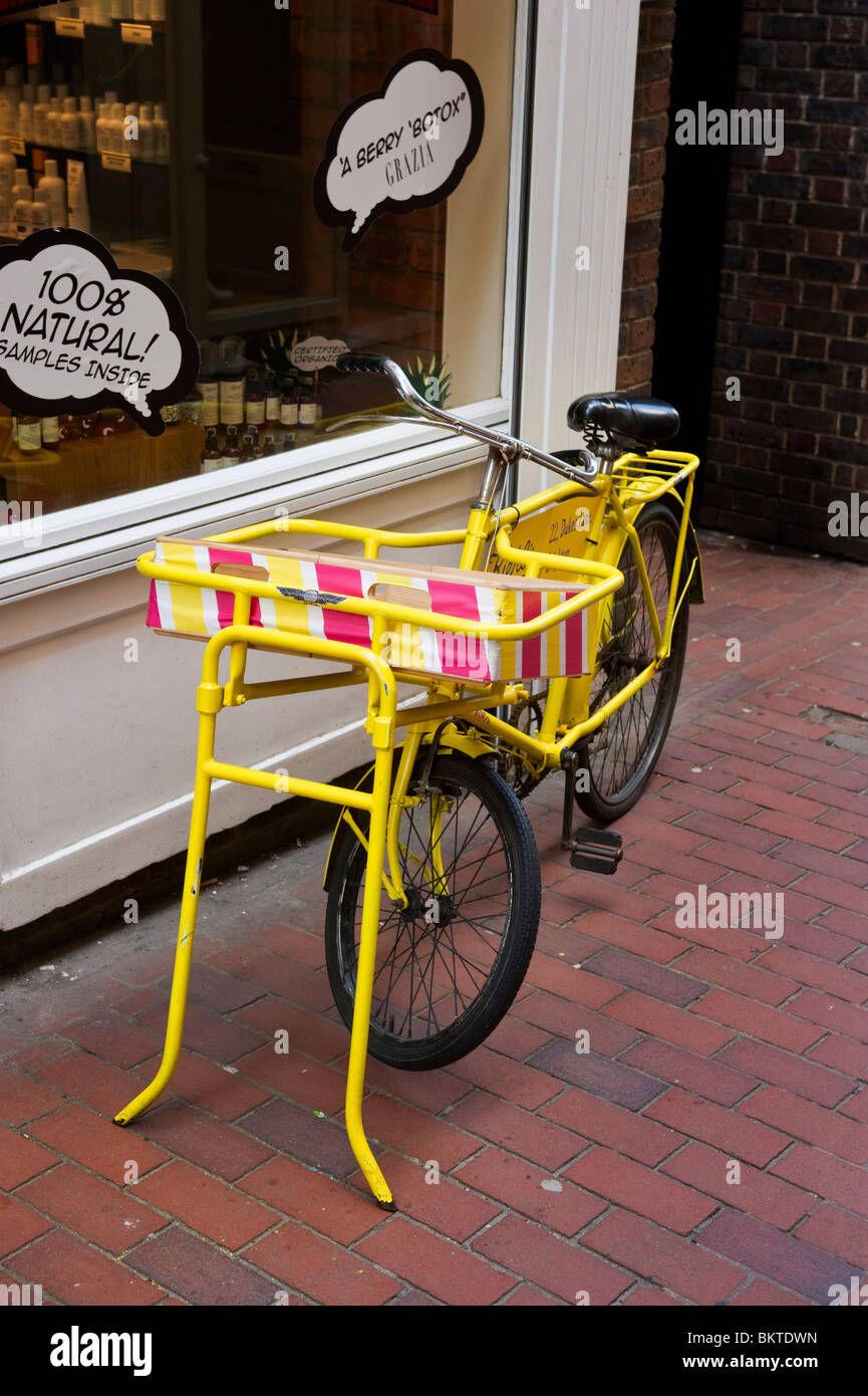 Boutique de vélo traditionnel livraison avec panier sur la fourche avant peint en jaune Banque D'Images