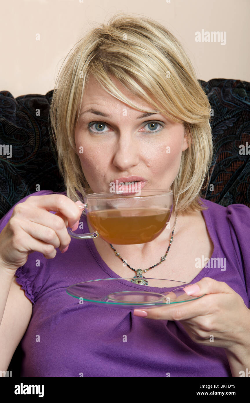 Femme buvant une tasse de thé vert Banque D'Images