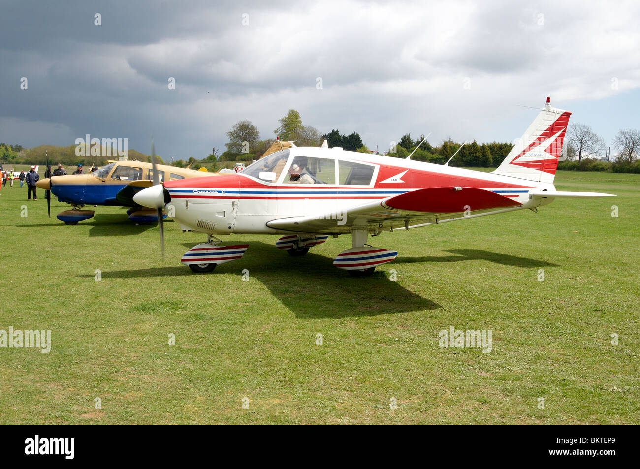 Avions légers à l'Aérodrome de Popham, Hampshire, Angleterre à un 'Fly-In' le lundi 3 mai 2010. Banque D'Images