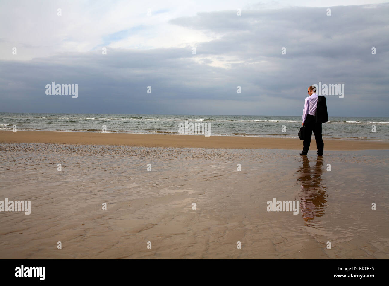 Businessman on beach Banque D'Images