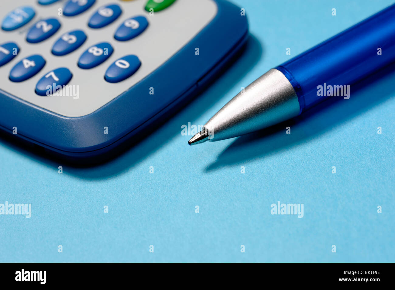 Calculatrice et stylo Banque D'Images