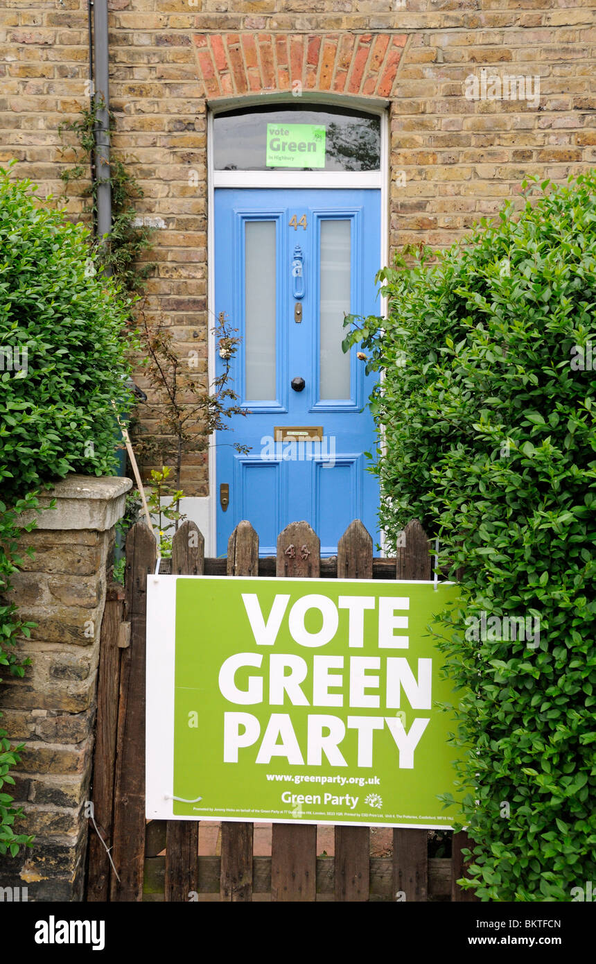 Vote affiche du Parti vert sur la porte de jardin avant, Finsbury Park, Islington North, Angleterre, Grande-Bretagne, ROYAUME-UNI Banque D'Images