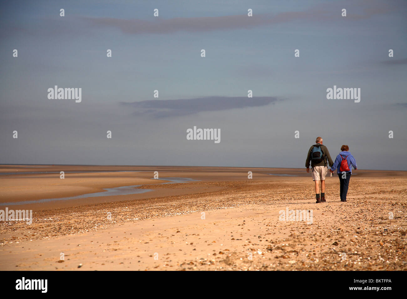 Woman walking on beach Banque D'Images