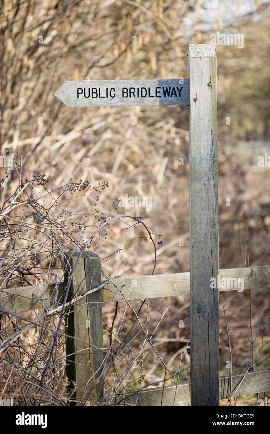 Wayside fingerpost, lecture signe ' ' Bridleway Public. Surrey, Angleterre. Banque D'Images