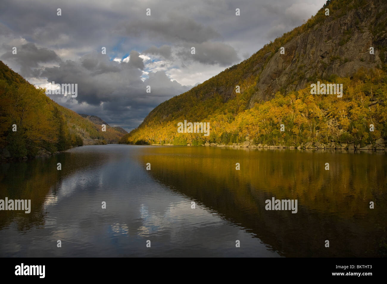Lumière dramatique sur le lac Cascade inférieure dans la région des hauts sommets des montagnes Adirondack de l'État de New York Banque D'Images