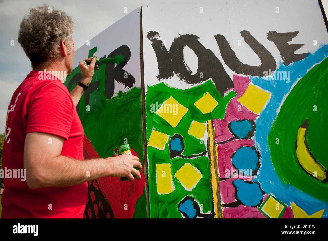 Journée mondiale de la journée 'commerce équitable', avec Man Painting Wall, sur la pelouse du Parc de La Villette, à encourager l'achat de commerce équitable Banque D'Images