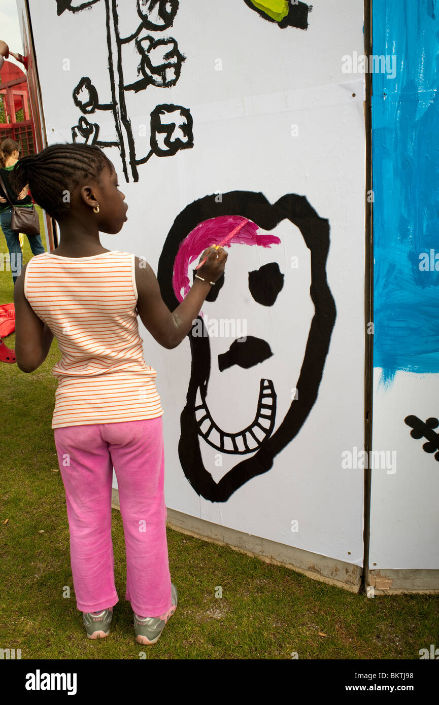 Célébration de la Journée mondiale du commerce équitable, avec mur de peinture pour enfants, sur la pelouse du parc de la Villette, pour encourager l'achat de commerce équitable, art de rue Banque D'Images