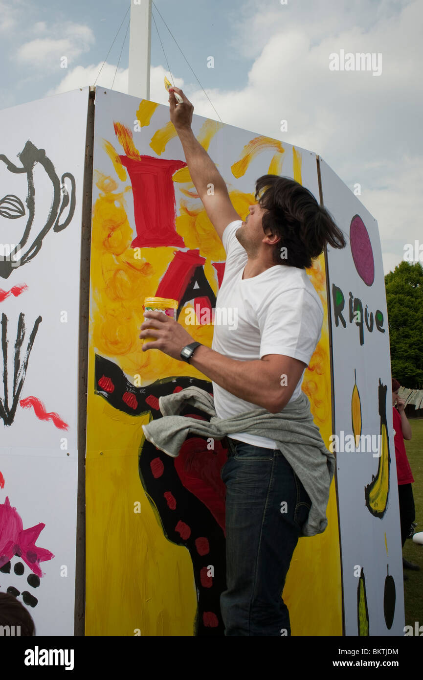 Journée mondiale de la journée "commerce équitable", une peinture murale sur la pelouse du Parc de la villette, à encourager l'achat de commerce équitable Banque D'Images